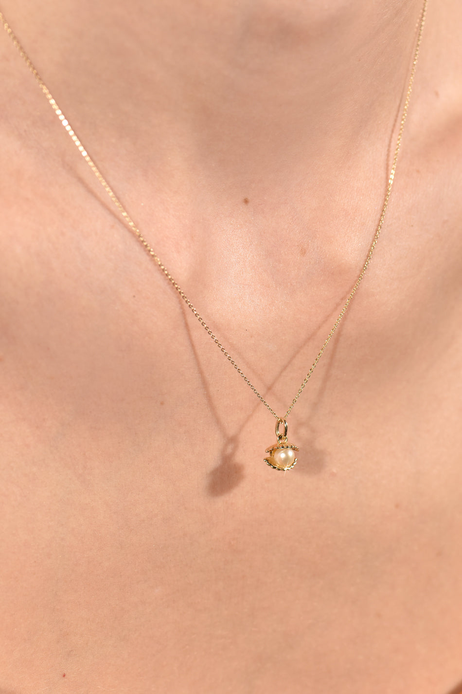 Venus Clam 14k gold Pearl Pendant